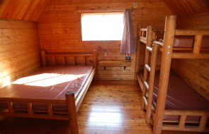 丸太の2段ベッドは子どもに人気！